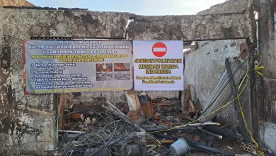 Pasang Spanduk Warga Minta Kebakaran Plumpang Tak Dipolitisasi