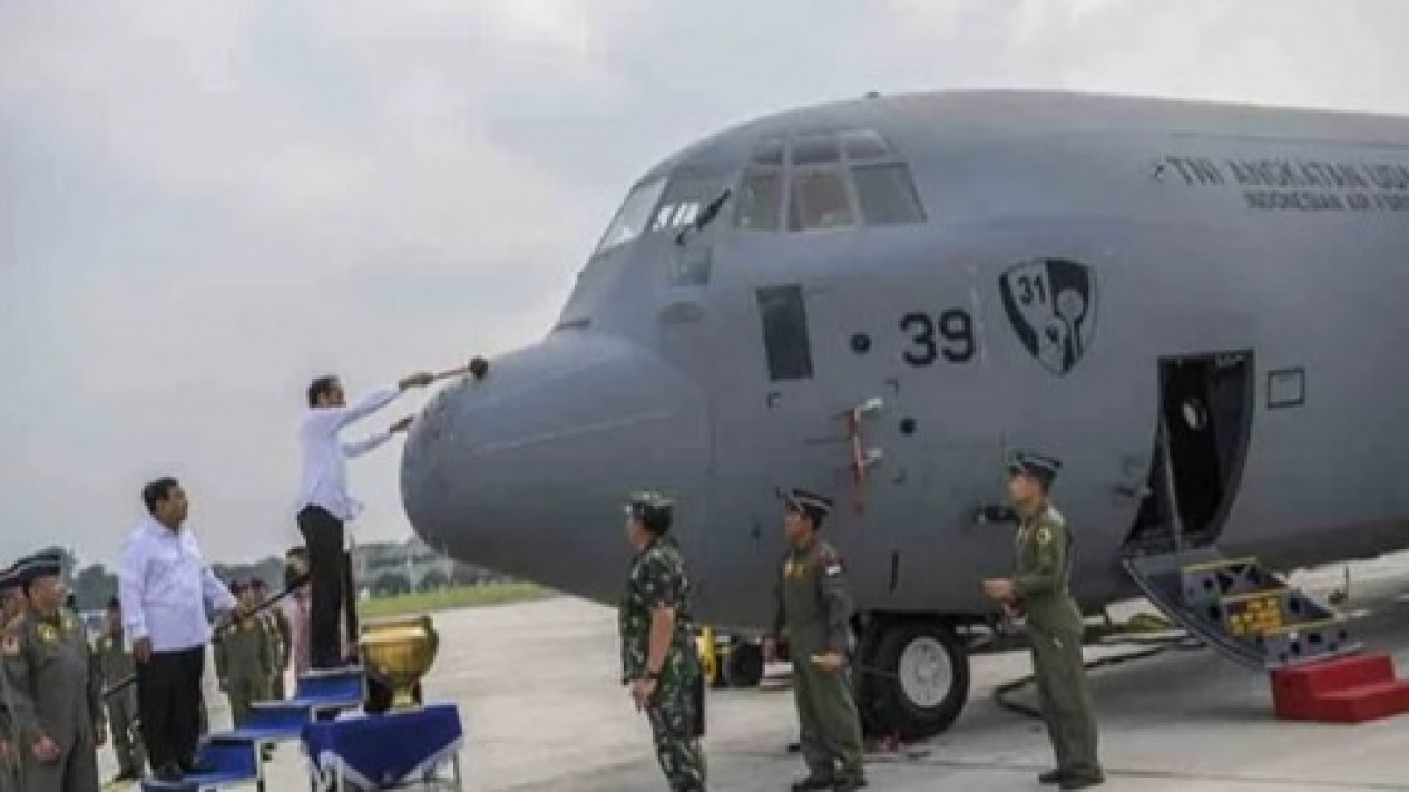 Pesawat Super Hercules TNI AU Dimandikan Oleh Presiden Jokowi  Pakai Air Kembang