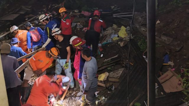 Korban Tertimpa Longsor Di Empang Bogor 2 Tewas 6 Masih Dicari