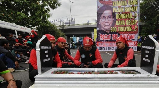 Massa Demo Tolak Ciptaker Buat Spanduk Ejekan Sri Mulyani hingga Luhut