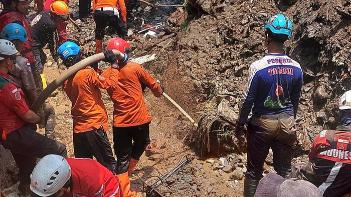 Tim SAR Temukan Nenek dan Cucu Yang Tertimbun Longsor di Empang Bogor