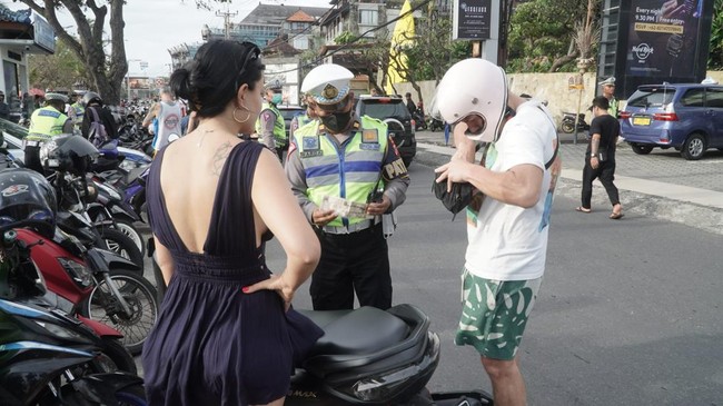 Melanggar Peraturan Lalu Lintas, Turis AS Berontak saat Ditilang di Bali