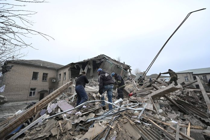 Tim Penyelamat Memeriksa Lokasi Rumah Di Zaporizhzhia Ukraina