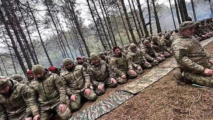 Tentara Rusia Yang Sedang Sholat Berjamaah Sebelum Perang