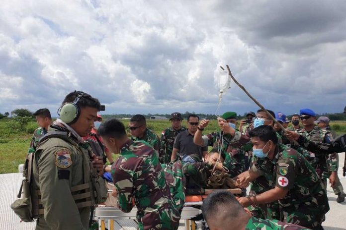 Proses Evakuasi Anggota TNI Yang Terkena Tembakan