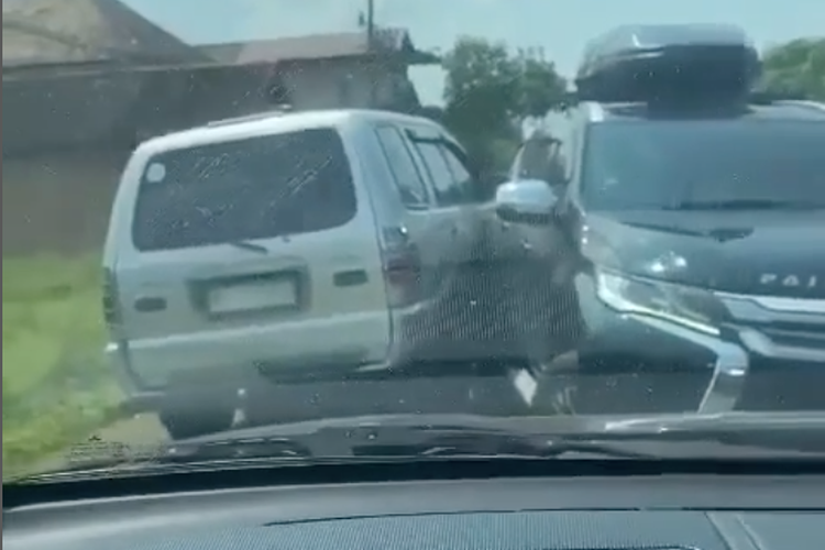 Momen Terjadinya Senggolan Panther Pada Pajero Sport Yang Lawan Arah