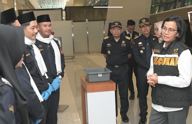 Sri Mulyani Sedang Melakukan Inspeksi Layanan Bea Cukai Di Bandara Soetta