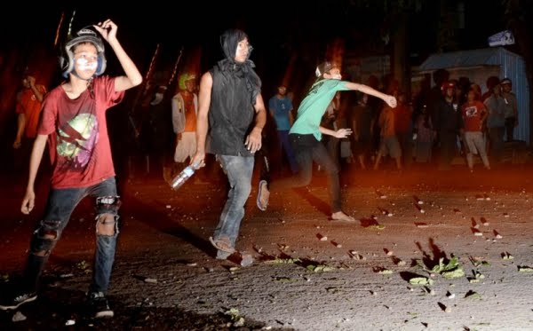 Usai Salat Idul Fitri 2 Kelompok Warga Terlibat Tawuran Di Makassar