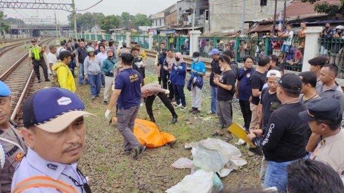Polisi Sedang Melakukan Evakuasi Jasad Anggota Kasat Narkoba Polres Jaktim Yang Tewas Tertabrak Kereta Di Jalur Jatinegara