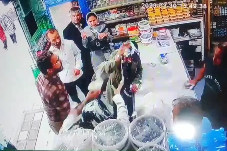 2 Wanita Tak Memakai Hijab Disiram Yoghurt Oleh Seorang Pria Di Iran