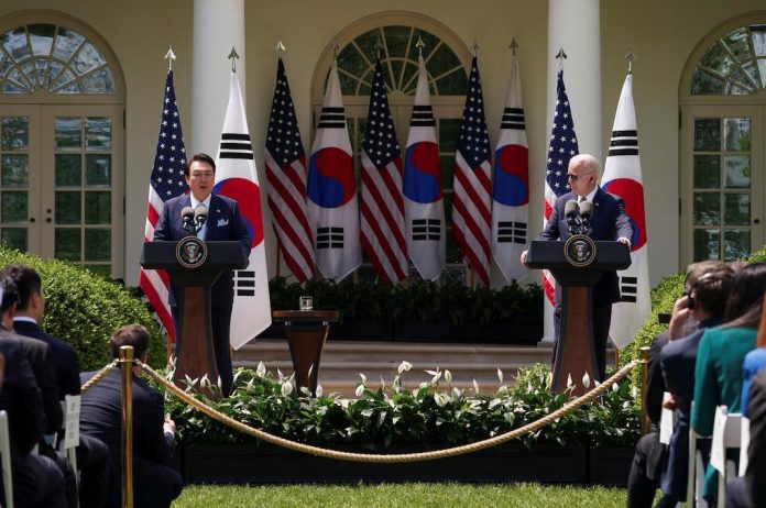 Ilustrasi Presiden Korea Selatan Sedang Melakukan Konfresi Pers Tentang Peran Pentingnya Dalam Perang Rusia-Ukraina