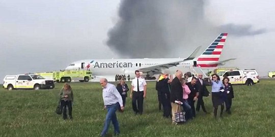 Sebuah Mesin Pesawat American Airlines Terbakar Di Udara