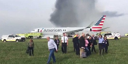 Proses Evakuasi Penumpang Pesawat American Airlines Yang Mesinnya Terbakar Di Udara