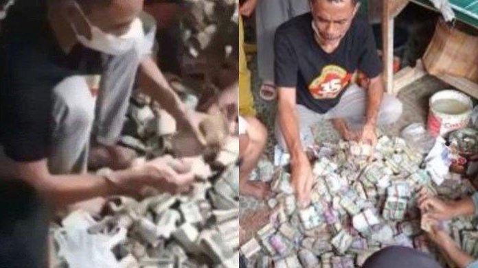 Kumpulan Uang Kakek Sarneli Yang Sedang Dihitung Oleh Keponakan Dan Tetangganya