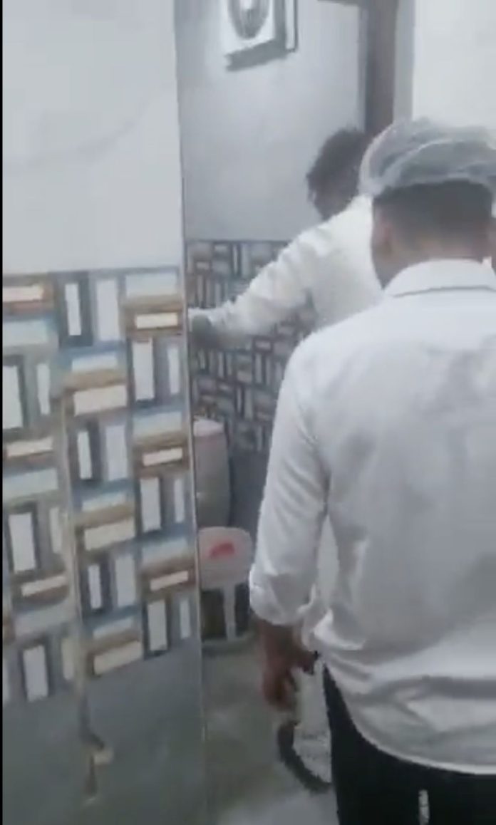 Penampakan Pegawai Resto Di India Yang Sedang Mencuci Beras Di Ember Kamar Mandi