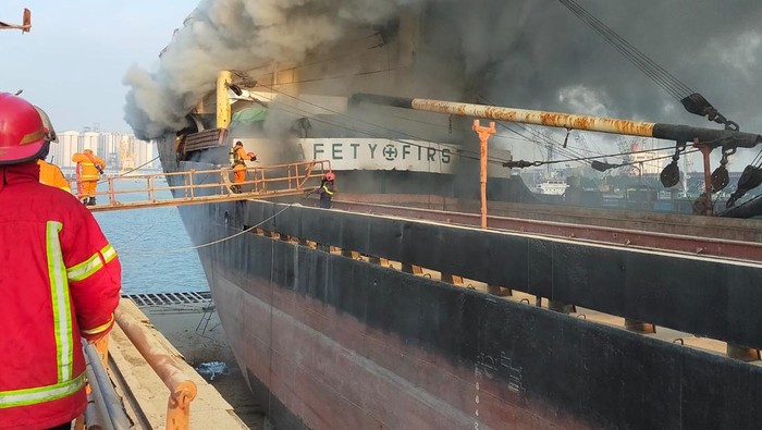 KM Samudra Anugrah Di Surabaya Terbakar, Kerahkan 16 Unit Damkar