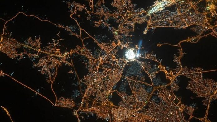 Gambar Kota Mekkah Dari Luar Angkasa Yang Dibagikan Astronot UEA