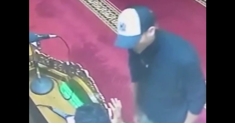 Heboh Seorang Bule Meludahi Imam Masjid Di Bandung Telah Ditangkap Polisi