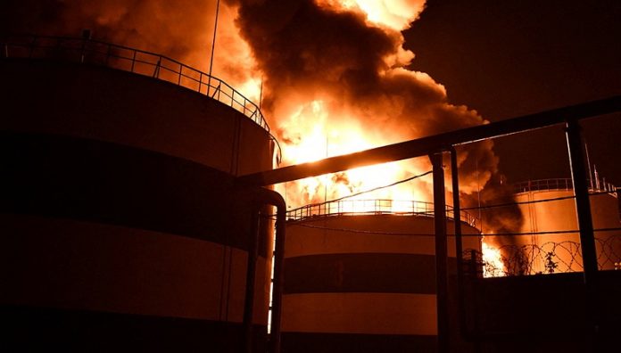 Ilustrasi Terjadinya Kebakaran Di Depot Bahan Bakar Krimea Akibat Serangan Drone Ukraina