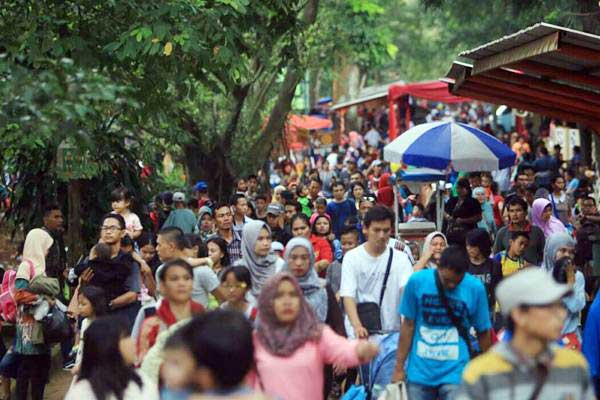 Kepadatan Pengunjung Di Taman Margasatwa Raguanan Saat Libur Lebaran
