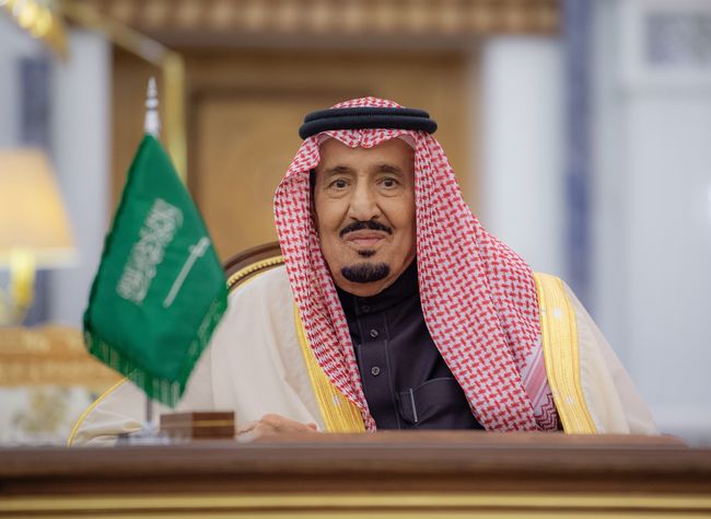 Ilustrasi Raja Salman Terima Musuh Besar AS