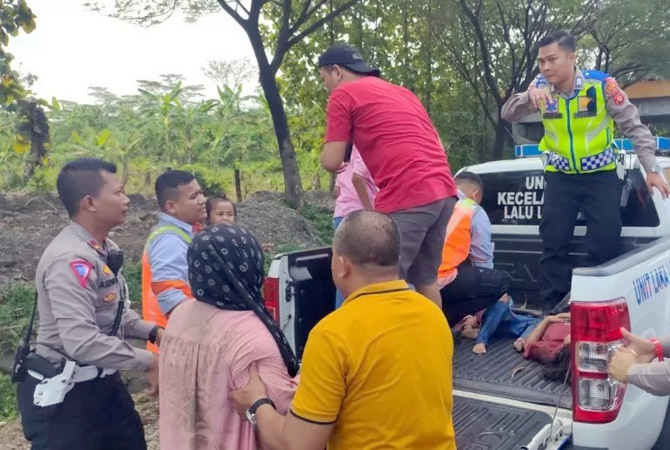 Polisi Sedang Evakuasi Korban Kecelakaan Di Tol Cipali