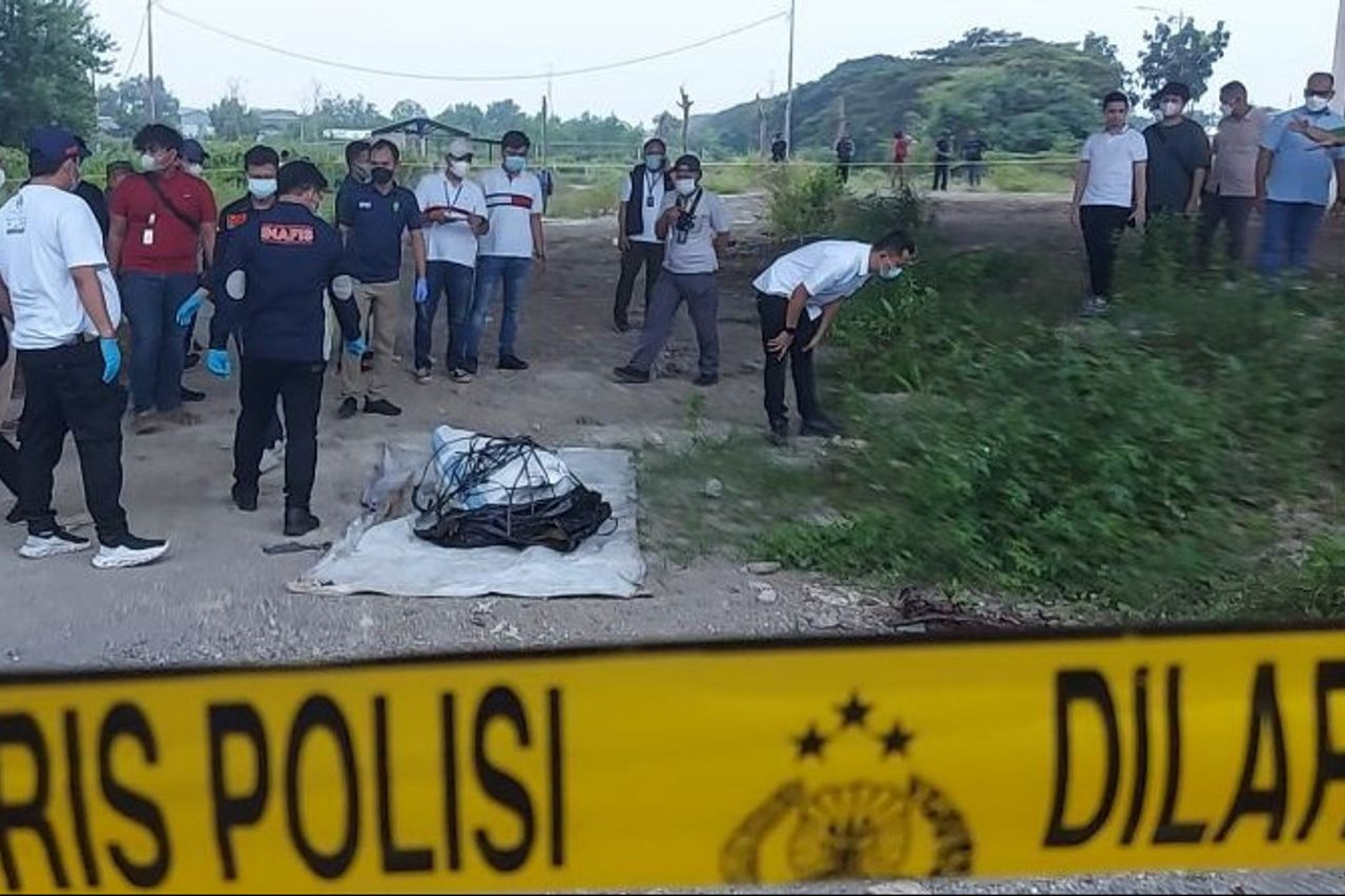 Proses Evakuasi Mayat Korban Pembunuhan Dalam Karung Di Kolong Tol Cilincing