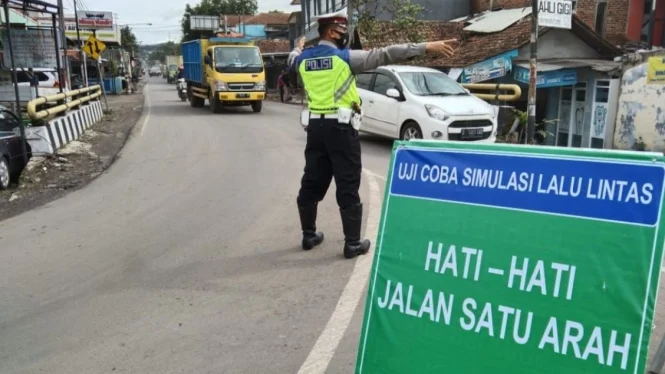 Ilustrasi Aparat Kepolisian Sedang Memberlakukan Sistem One Way Pada jalan Menuju Bogor