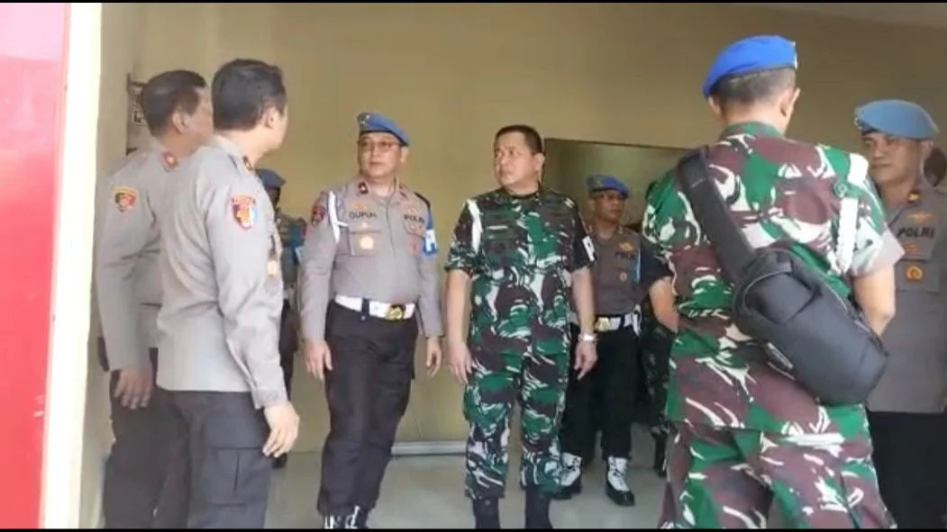 Mabes Polri Dan Mabes TNI Melakukan Investigasi Bersama Di TKP Penyerangan Polres Jeneponto