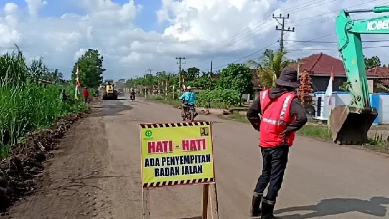 Proses Perbaikan Jalan Jelang Kunjungan Kerja Presiden Jokowi Di Lampung