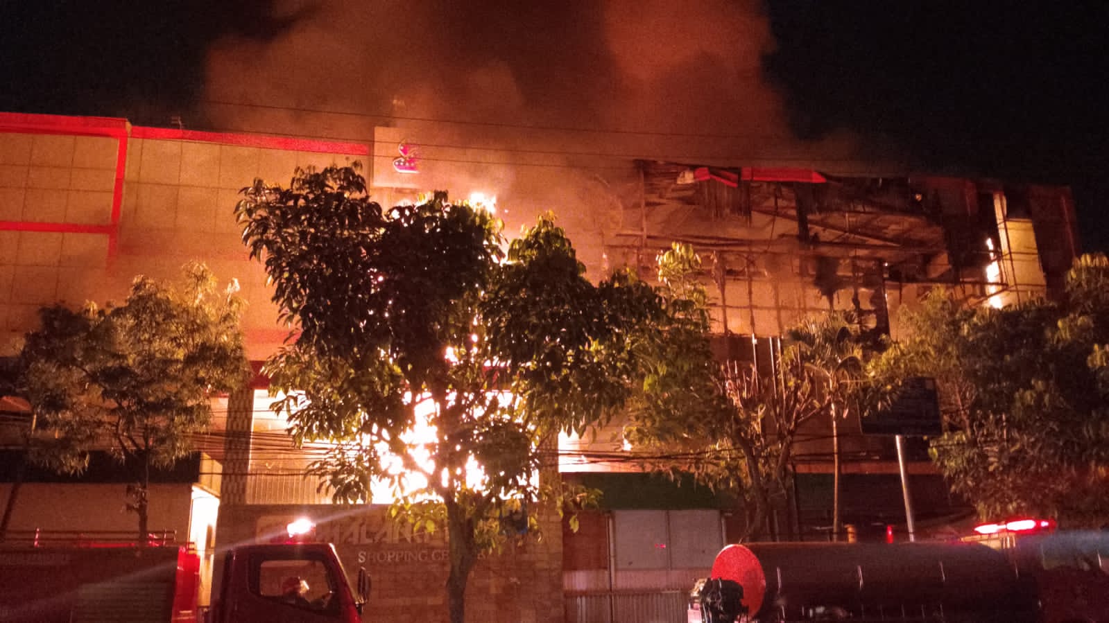 15 Unit Mobil Damkar Dikerahkan Untuk Memadamkan Malang Plaza Yang Terbakar