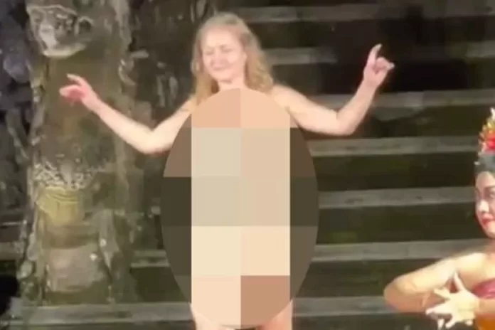Seorang Wanita Asal Jerman Telanjang Saat Pentas Tari Berlangsung Di Ubud