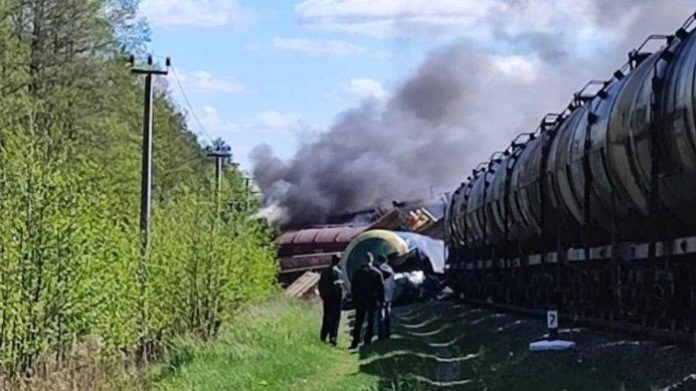 Penampakan Kereta Tergelicir Dan Terbakar Akibat Terkena Ledakan Bom Di Rusia Barat