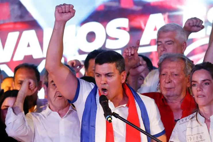 Santiago Pena Sedang Merayakan Kemenangannya Sebagai Pemenang Pemilihan Presiden Paraguay