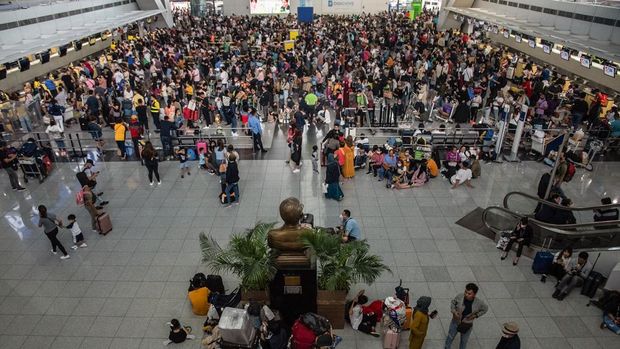 Suasana Bandara Manila Yang Membuat Para Penumpang Menunggu Jadwal Penerbangan Yang Dibatalkan Akibat Mati Listrik