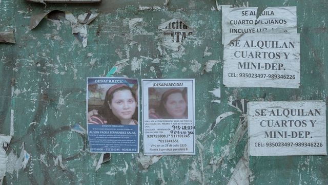 Anggota Keluarga yang Kehilangan Memasang Poster Orang Hilang Disepanjang Jalan