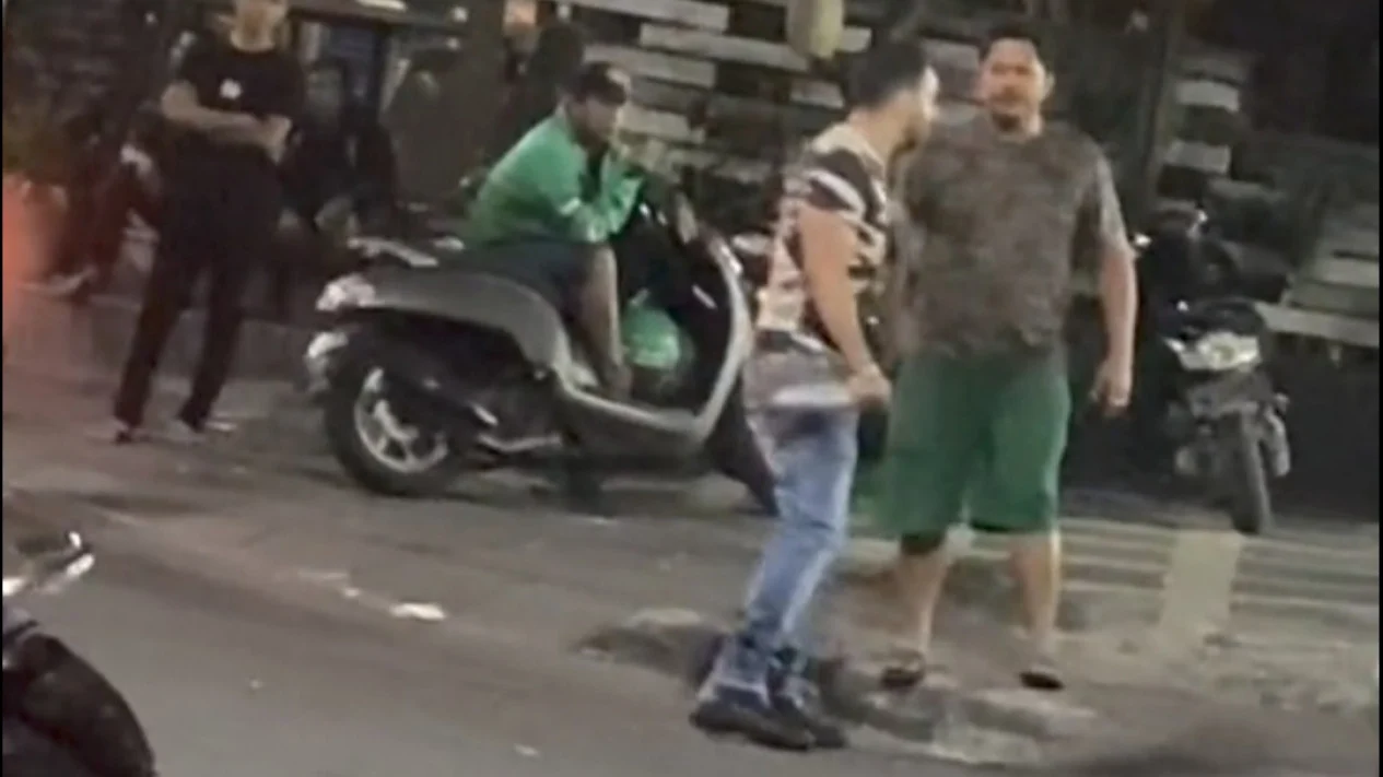 Penampakan WNA Bersenjata Pisau Yang Mengamuk Di Kawasan Seminyak