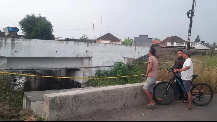 Penemuan Mayat Dalam Karung Di Parit Rel Kereta Api Mojokerto