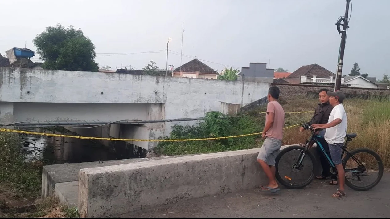 Penemuan Mayat Dalam Karung Di Parit Rel Kereta Api Mojokerto