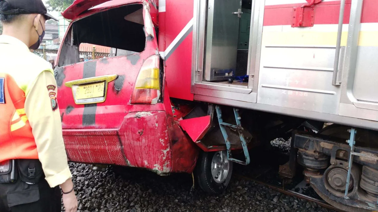 Angkot Jurusan Depok Tertabrak KRL Akibat Nyangkut Di Rel Usai Diperingati Petugas Rel
