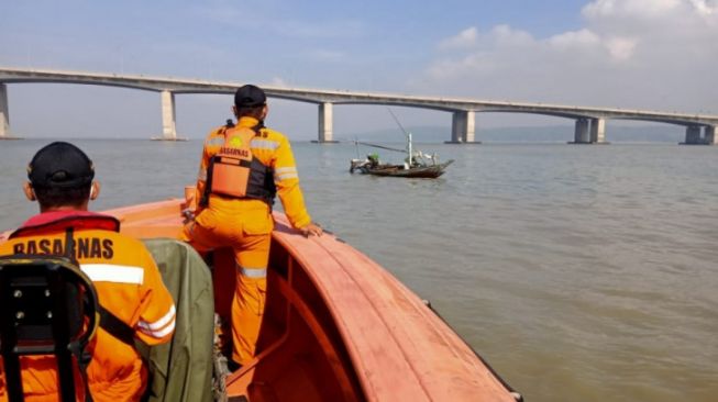Tim SAR Masih Berusaha Mencari Jasad Pria Yang Terjun Dari Jembatan Suramadu