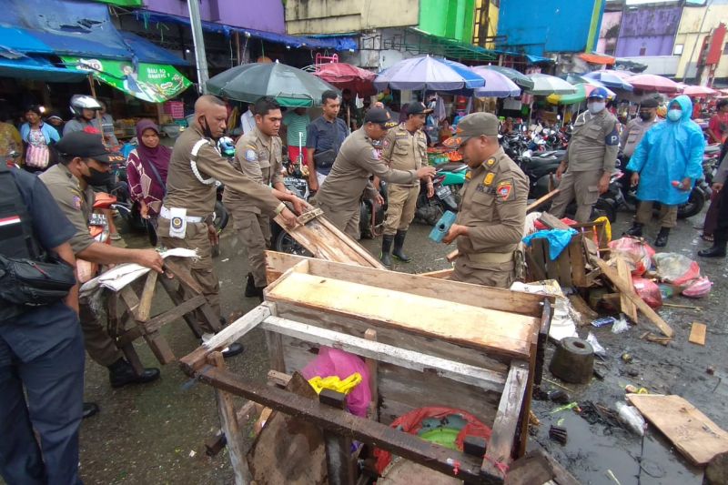 Penampakan Satpol PP Sedang Menertibkan Pedagang Di Pasar Mardika