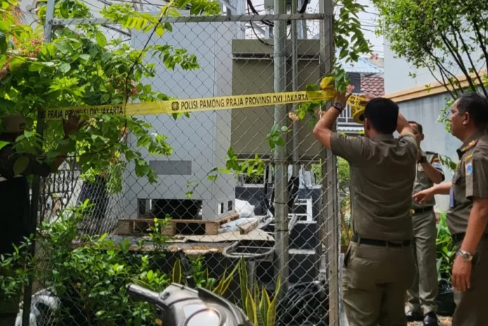 Satpol PP Sedang Memasang Garis Kuning Di Tower BTS Di Semanan Jakbar