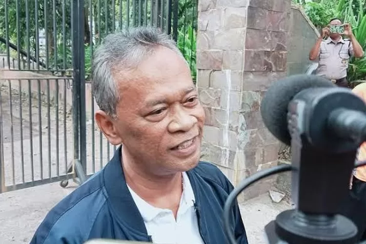 Rektor UNM Beri Keterangan Pada Awak Media Tentang Sanksi Pemecatan