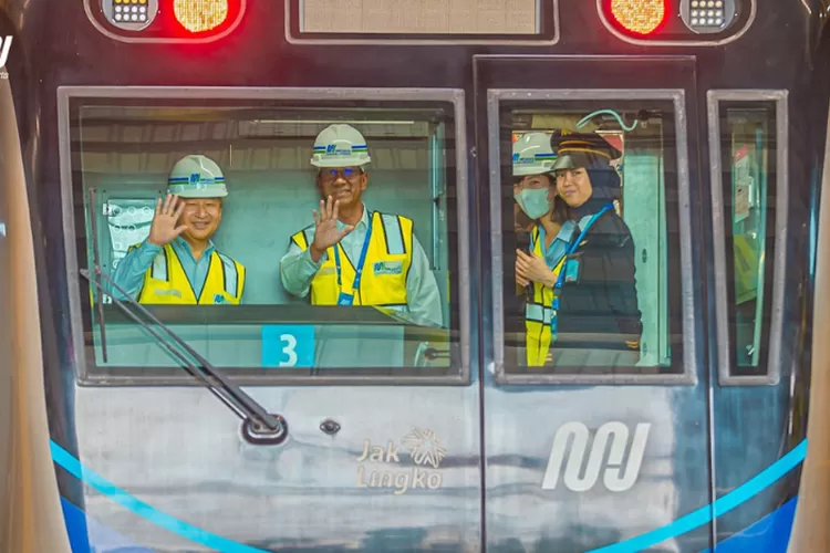 Kaisar Jepang Sedang Mencoba MRT Lebak Bulus