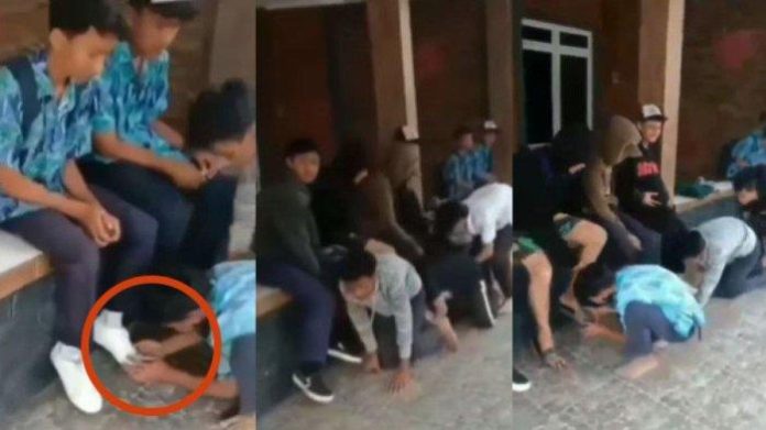Siswa SMP Dapat Perundungan Dengan Mencium Kaki Pelaku Hingga Ditendang