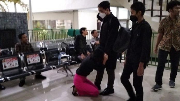 Keyla Evelyne Yasir Nangis Histeris Karena Raden Indrajana Hanya Divonis Selama 2 Tahun
