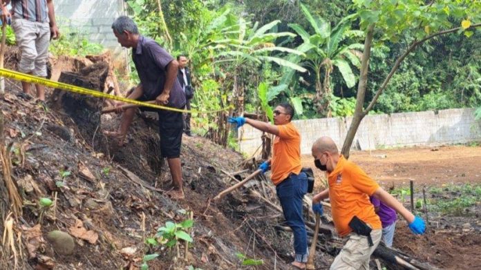 Polisi Sedang Melakukan Proses Evakuasi 4 Kerangka Bayi