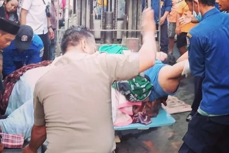 Proses Evakuasi Pria Obesitas 300 KG Menggunakan Forklift