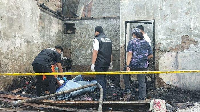 Warga Pademangan Temukan Jasad Seorang Pria Di Lokasi Kebakaran